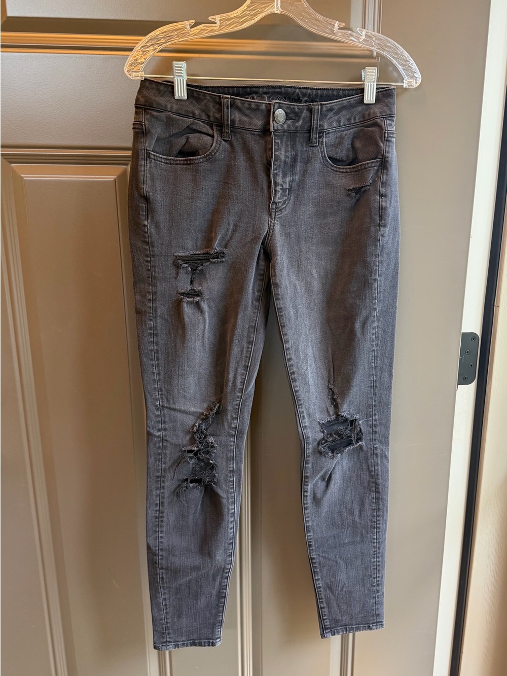American Eagle Super Stretch Women’s Black Distressed Jegging, Size 6